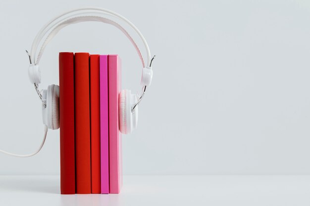 Libros coloridos con auriculares