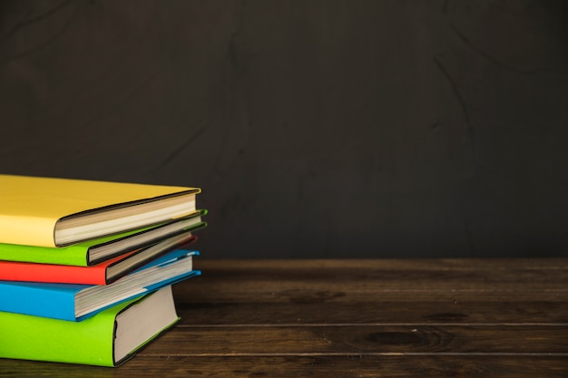 Libros coloridos en la mesa de madera