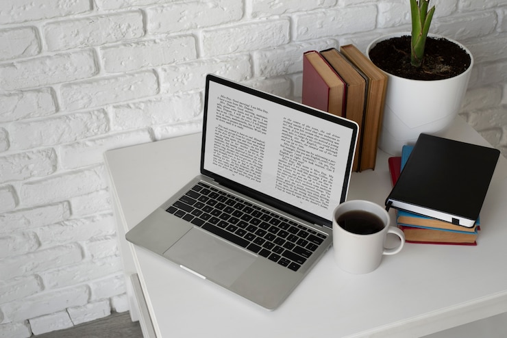 Foto gratuito libros y computadora portátil de alto ángulo