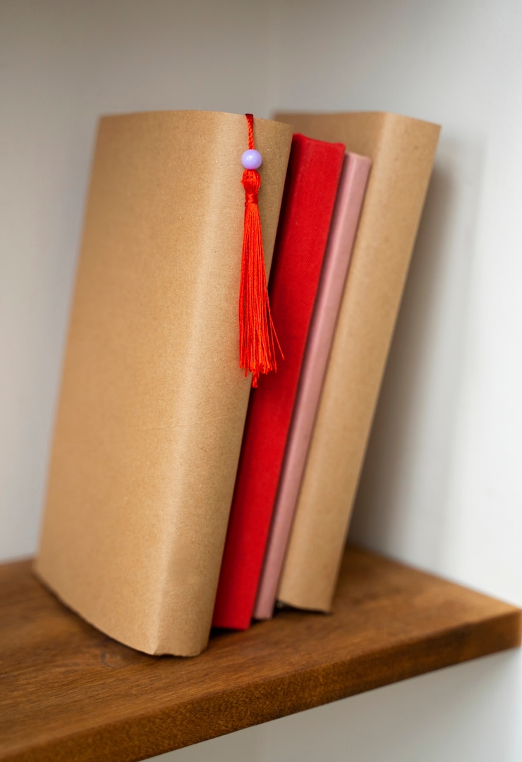 Foto gratuito libros en estante con arreglo de marcador