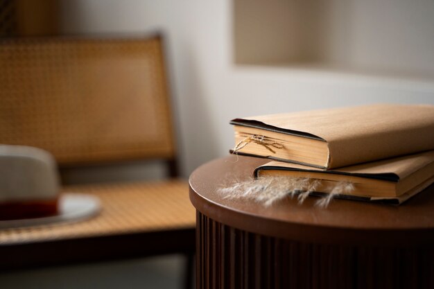 Libros con marcador en mesa