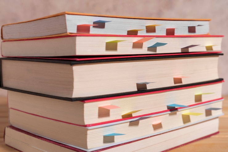 Foto gratuito libros y marcadores de colores naturaleza muerta