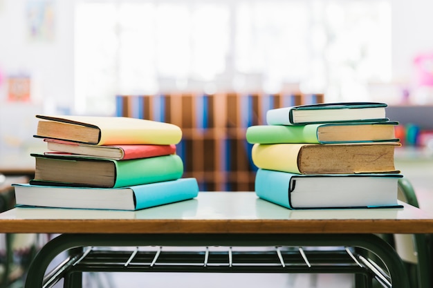 Libros en el pupitre de la clase.