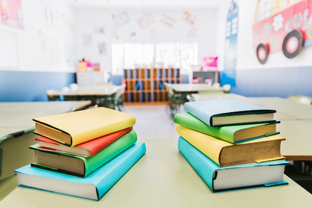 Foto gratuita libros sobre la mesa en el aula.