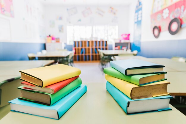 Libros sobre la mesa en el aula.