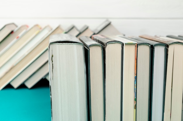 Foto gratuita libros de tapa dura de primer plano en la mesa