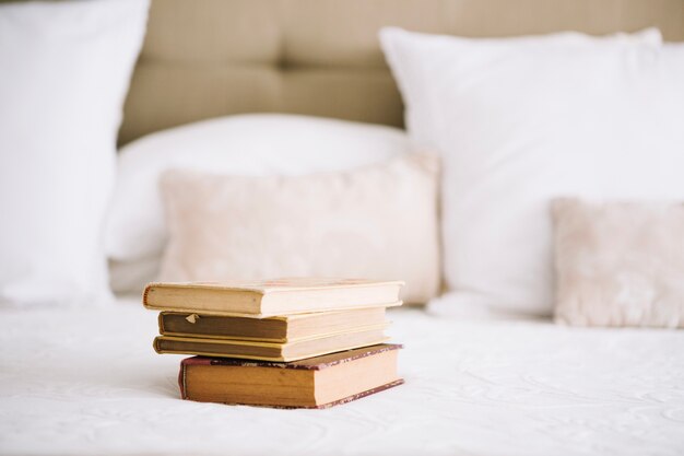 Libros viejos en la cama