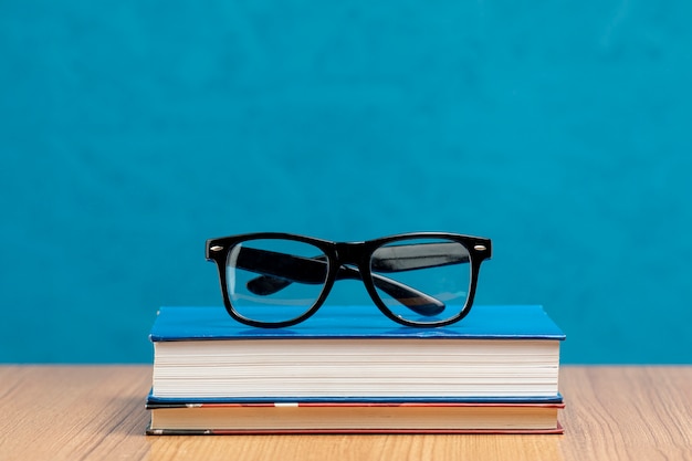 Libros de vista frontal con gafas