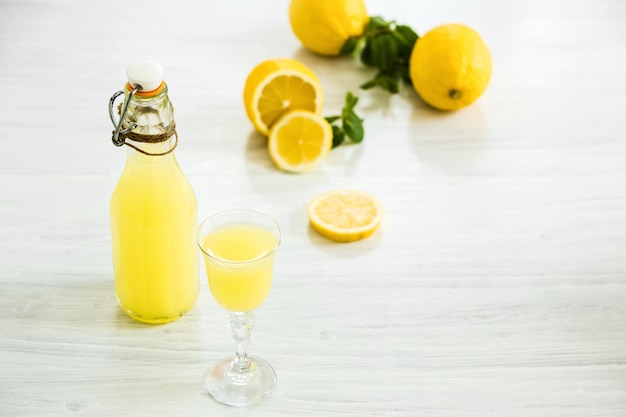 Licor tradicional italiano limoncello con limón