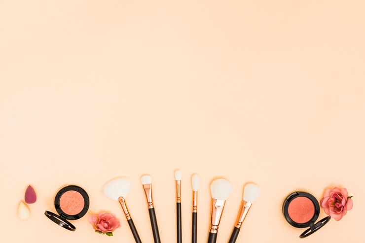 Foto gratuito licuadora; pinceles de maquillaje; rosas; polvo compacto sobre fondo beige
