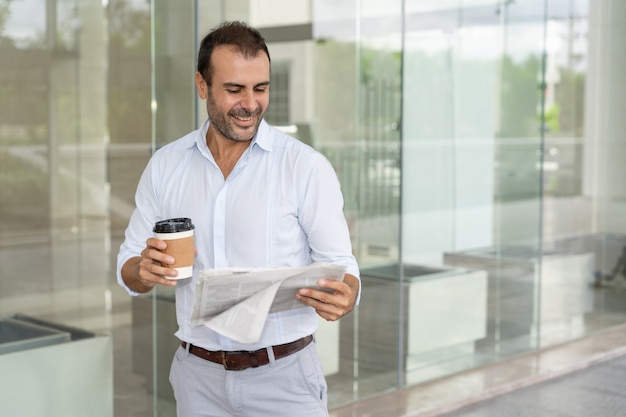 Líder de contenido exitoso leyendo artículo positivo