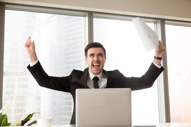 Foto gratuita líder empresarial emocionado por gran éxito.