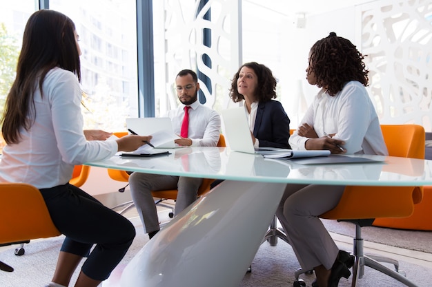 Foto gratuita líder empresarial entrevistando candidato a trabajo