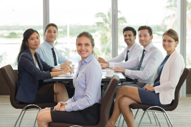 Líder empresarial femenina y equipo de oficina