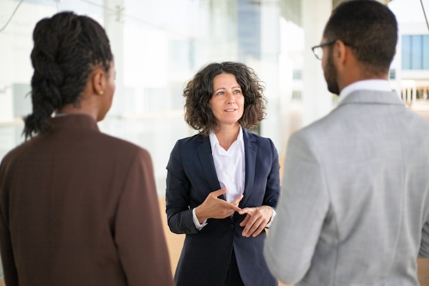 Líder empresarial femenina instruyendo a su equipo