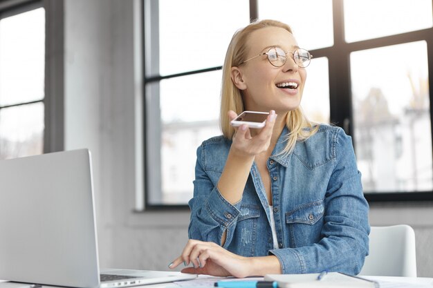 Líder de equipo femenino exitoso en el teléfono