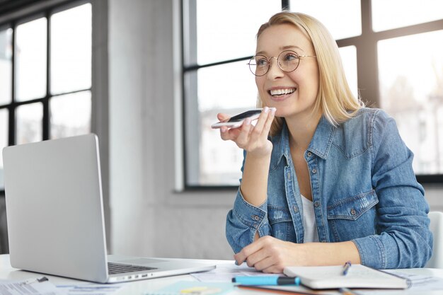 Líder de equipo femenino exitoso en el teléfono