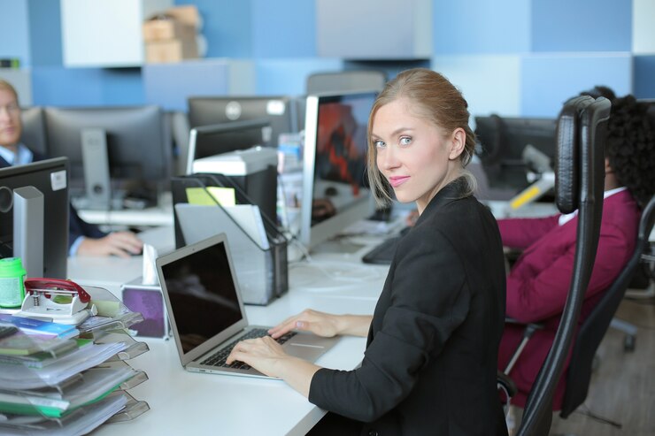 Foto gratuito líder de equipo de negocios femenino exitoso trabajando con un grupo de socios comerciales multiétnicos