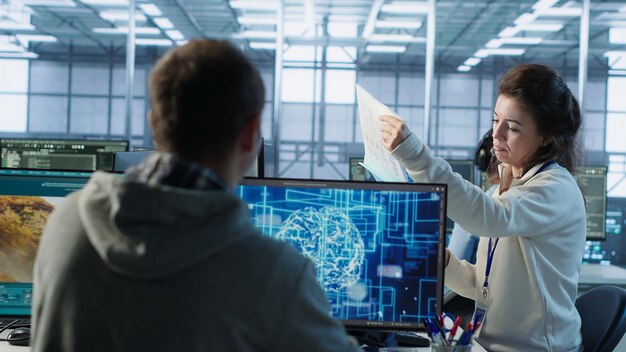 Líder de equipo supervisando ingeniero haciendo software produciendo videos de IA