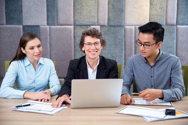 líder feliz hembra en la reunión con los empleados