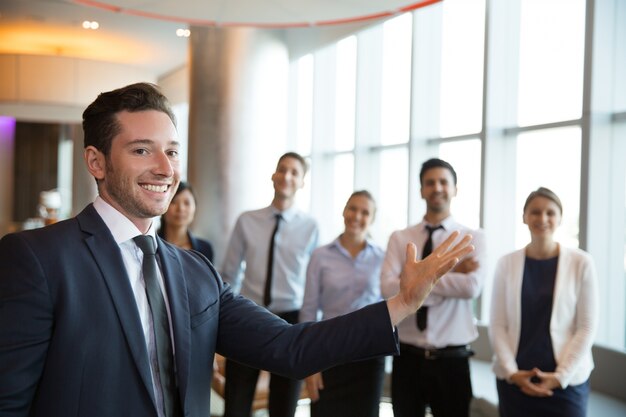 Líder de negocios feliz y equipo