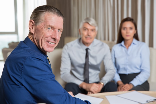 Líder de negocios mayor que tiene reunión con el equipo