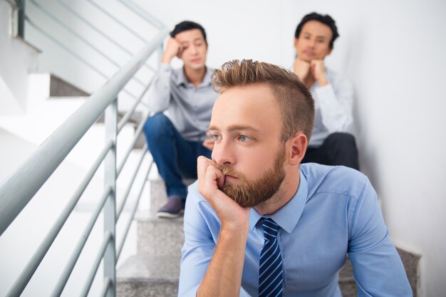 líder de pensamiento carrera barba agotado