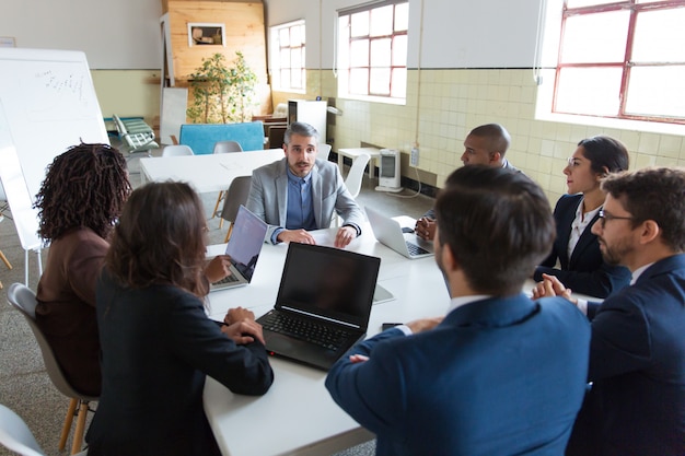 Foto gratuita líder seguro hablando con subordinados