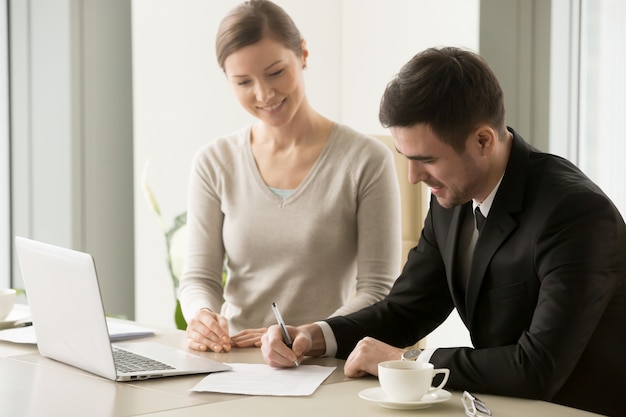 Líderes empresariales femeninos y masculinos firman contrato