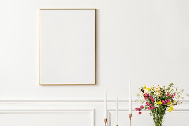 Lienzo en blanco junto a una mesa de comedor en un moderno comedor de estética boho chic