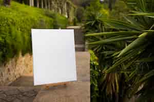 Foto gratuita lienzo en blanco para pintar naturaleza muerta al aire libre