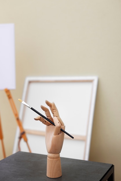 Lienzo en blanco para pintar naturaleza muerta en interiores