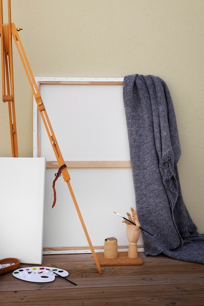 Foto gratuita lienzo en blanco para pintar naturaleza muerta en interiores