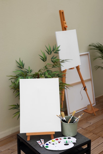 Lienzo en blanco para pintar naturaleza muerta en interiores