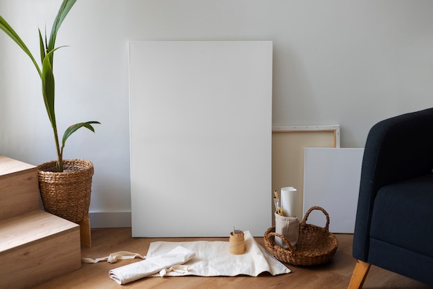 Lienzo en blanco para pintar naturaleza muerta en interiores