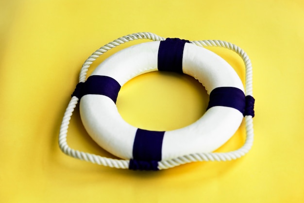 Foto gratuita lifebuoy belt rescue survival concept