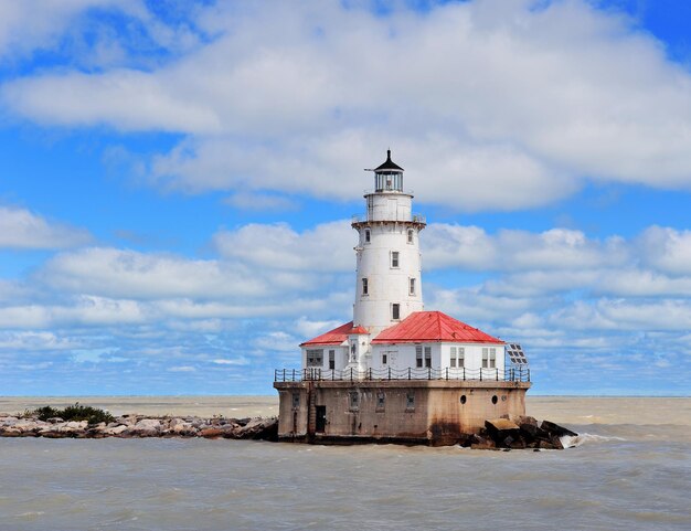 Light House de Chicago en el lago Michigan con nubes y cielo azul.