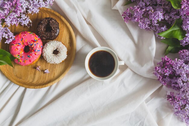 Lila cerca de café y donuts