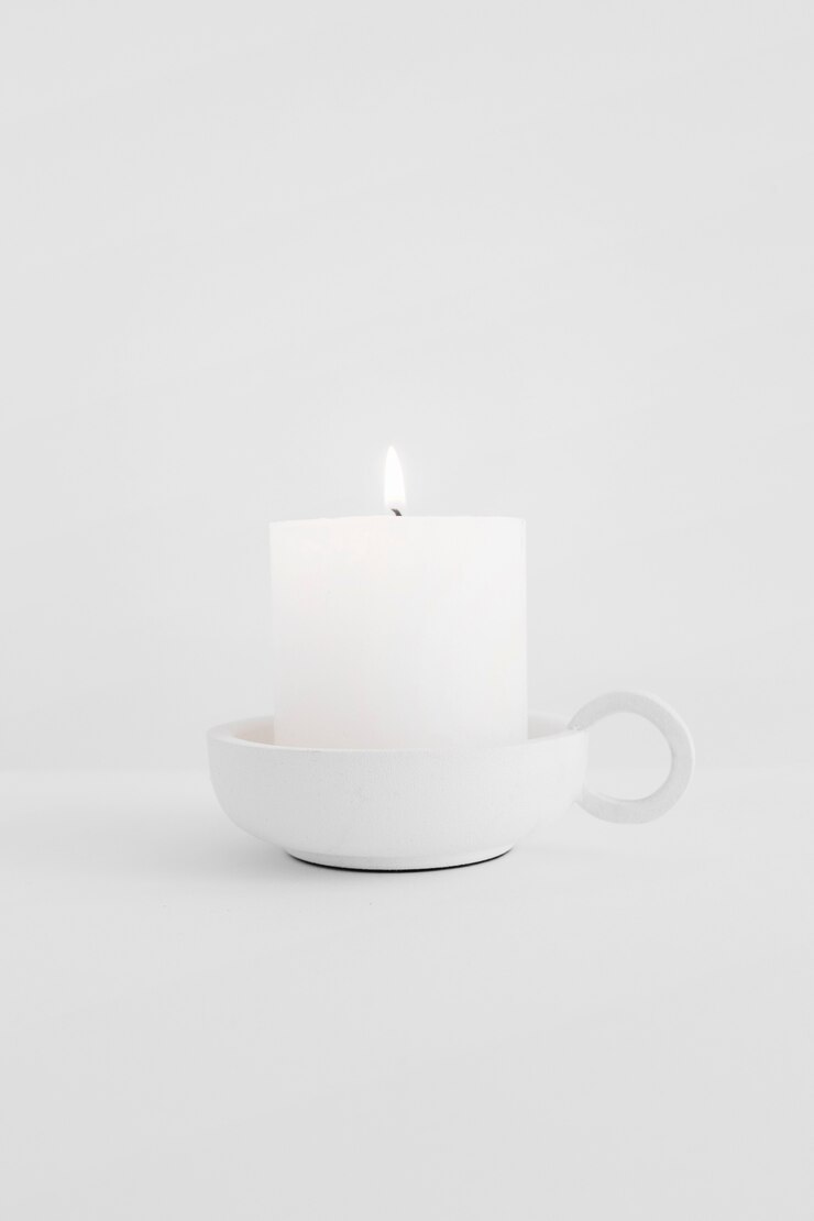 Photo Gratis lilin menyala di tempat lilin