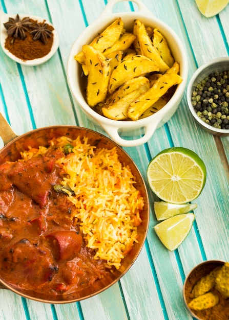 Lima y especias cerca de plato de arroz y patatas fritas