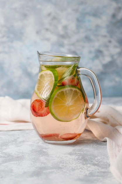 Lima fresca, agua infundida de fresa y menta, cóctel, bebida de desintoxicación, limonada. Bebidas de verano Concepto de salud.