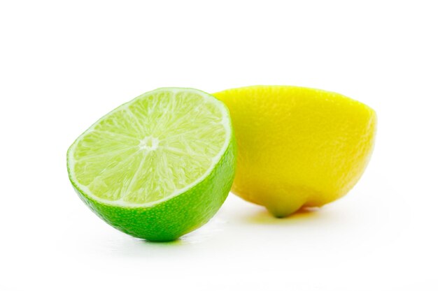 Lima fresca y limón aislado sobre fondo blanco.