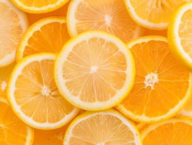 Lima, rodajas de limón y naranja