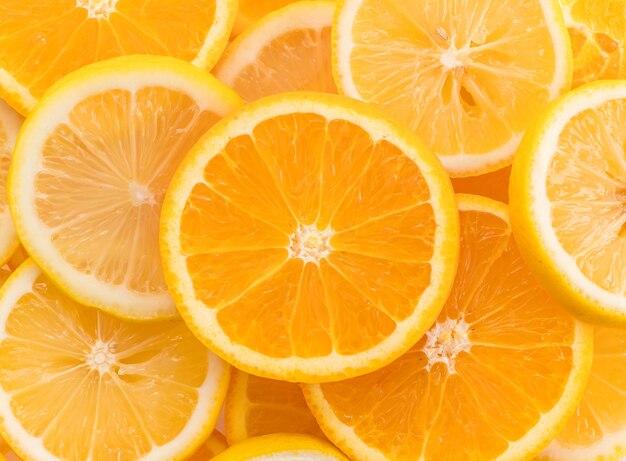 Lima, rodajas de limón y naranja