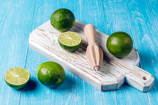 Foto gratuita limas frescas con tabla de madera