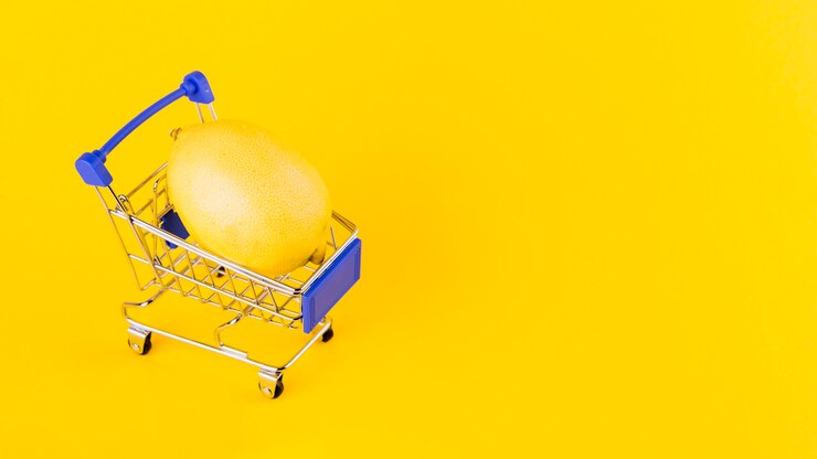 Foto gratuito limón dentro de la cesta de compras contra el fondo amarillo