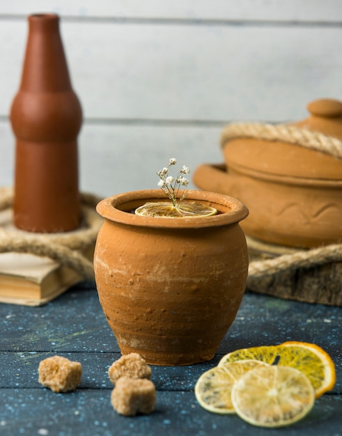 Limón y flor en orinal sobre la mesa