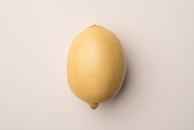 Limón fresco aislado sobre blanco
