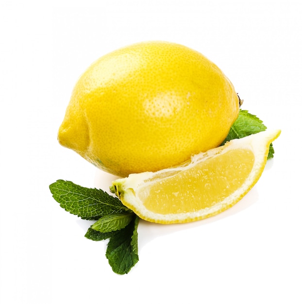 Limón sobre la mesa