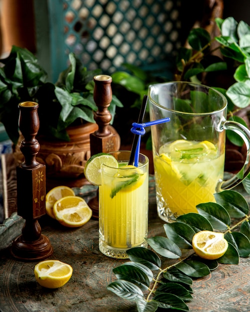 limonada casera con pajitas de limón, menta y limón en un vaso